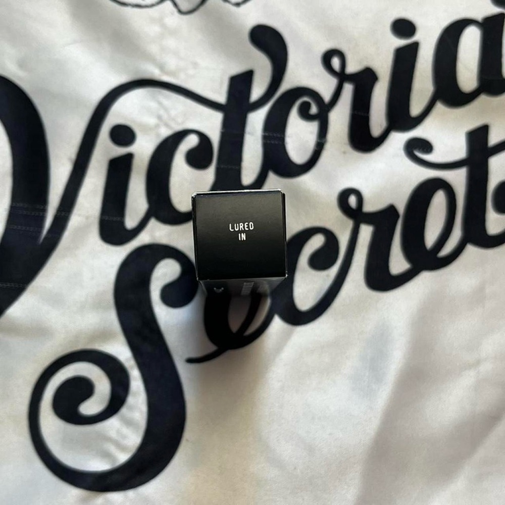 MAC amplified creme lipstick in Lured In 3g/0.1oz - Picture 3 of 4